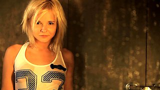 amateur blonde solo webcam