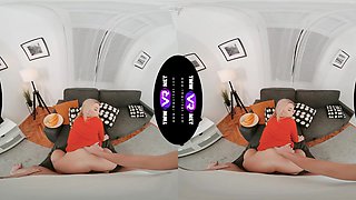 Blonde Performs A Deep Blowjob - TmwVRNet