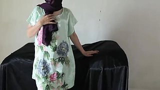 Perfect Indonesian MILF in Satin Shows Her Cute Side