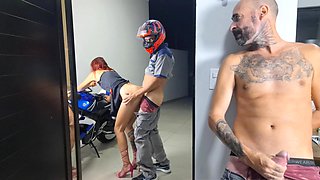 Esposa Recebe Motoboy E Corno Se Masturba!