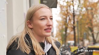 Mit Spruhsahne Macht Die Zierliche Nattie Ihren Riesen-dildo Feucht Fur Einen Heiben Ritt