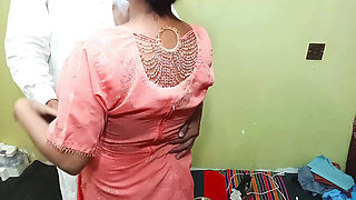 Indian Desi Bhabhi Fucked by Taylor Standing Doggystyle Anal Darzi ny Big Boobs Wali Bhabhi ko ghori Bana k Gand ki chudai kari