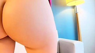 Mini vestido reto revelando visual upskirt sem