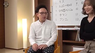 巨乳美女がパイパンオマンコ全開でクリ責めと濡れ具合の実演講習
