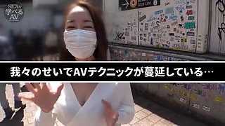 巨乳美女がエッチな街頭インタビュー、M字開脚で中イキ手マンの講習