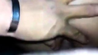 Latina amateur habla con su novio durante el anal en estilo