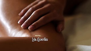 Naughty out of the shower and this masturbates - Léa