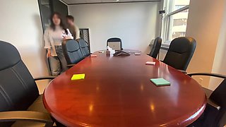 je le léche et elle me suce dans la salle de réunion