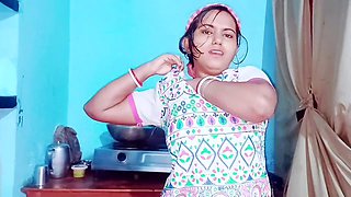 Desi babe Apki Randi gets wild in the car