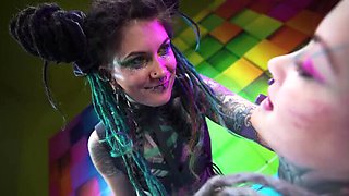 Lesbian Anal Fun: Anuskatzz Gets Stretched by Illuz's Strapon