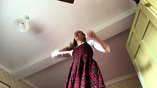 amateur cam babe destroys her ass