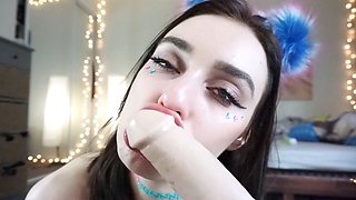 Naked amateur webcam girl fingering her pussy live on camera