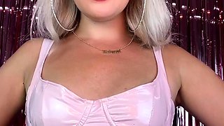 Amateur Webcam Cute Teen Plays Solo with Big Dildo