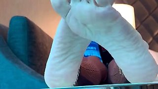 Amateur Foot Fetish Girlfriend Sucks and gives a Footjob