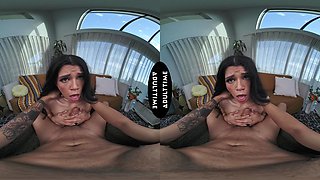 Two cute babes Oliver Davis and Harley Haze having fun in vr