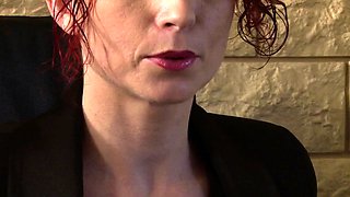 Rousse déterminée baise à fond lors d’un entretien