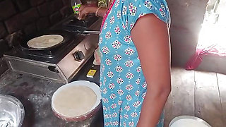 bhabhi khana banane ke time peshab kar diya