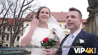 Vip4k. beauté en bathrobe de mariée suce une bite d'étrangers et se fait baiser