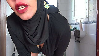 Turkish MILF Stepmommysusan Pissing from Hairy Pussy in Hijab