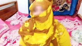 Desi Aunty Seduced at Night - Bangladeshi Village Outdoor Sex with Asian MILF
