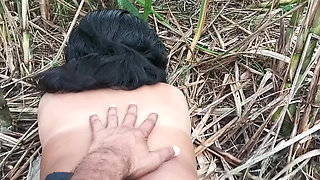 Gaon wali bhabhi ki chudai ganne ke khet mein Indian sex video