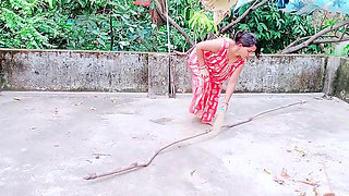 Pati ke bahar jane ke baad Bhabhi ne naya brah lene ke bahane ghar me bula kar kiya sex