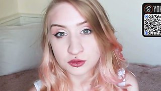 Blonde amateur likes deep frigging her holes