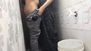 Bathroom Sex Hot Aunty With Very Yang Boyfriend Taking Bat