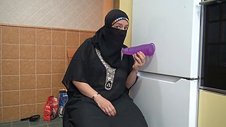 Arabian cuckold wife craves massive cocks