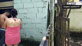 Mulher casada usa toalha e faz sexo com zelador em troca de