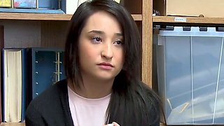 Brunette teen gives xxx hookup to pay him