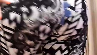 Exercitando-se com shorts curtos e exibindo seu bumbum GG