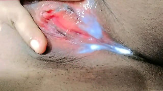 Tightening the clit hard and play with clit in finger