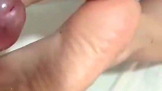 Hot MILF in Amateur Solejob POV