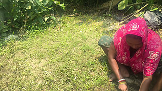Dost ki bhabhi ko Jungle Safai karte waqt chudai ki
