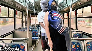 Murid sekolah murid nakal ini muasin dirinya sendirian di dalam bus starnger!