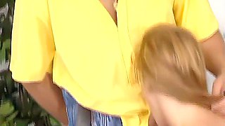 Blondine Mit Grssen Titten Nimmt Riesen Dildo Fuer Ihre Zierliche Pussy