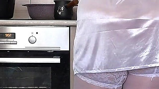 A Mature Wife Without Panties Makes Me Breakfast. and a Home Cam Watches. a Chubby MILF Behind the Scenes.