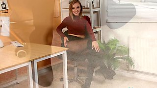 amateur blonde solo webcam