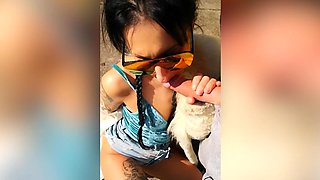 Couple makes love right in the car, without hiding their identities