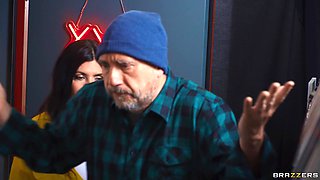 Hot Flasher Wants Porn Flicks And Dick With Jordi El Nino Polla, Samie Duchamp - Brazzers
