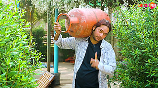 Gas Cylinder Walai Nai Gas Pahuchnai Kai Bahanai Bhabhi Ko Fasaya