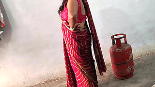Pados Wali Bhabhi Ko Gas Cylinder Lagane Ke Bahane Ghar Me Ghodi Banaa K Choda Aur Sadka Muh Pe Nikaal Diya