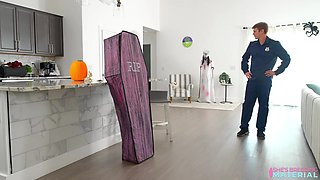 Breeding My Stepsis In A Coffin - S1:E10