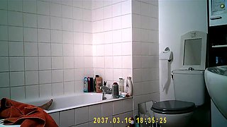 Big ass Aylie cums in bath