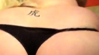 Deutsche blonde Pawg reitet Dildo auf Couch