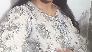 Sexy Bhabi Getting Hot Fingering in Pussy Masterbating and Pressing Boobs