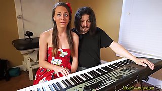 Teen amateur fucking for a singing career chance