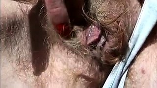 Die dreckige haarige Falte einer deutschen Frau