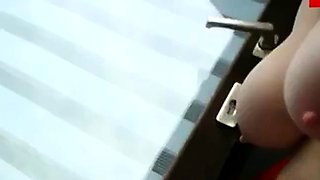 Groe deutsche MILF-Amateurin mit riesigen Titten masturbier